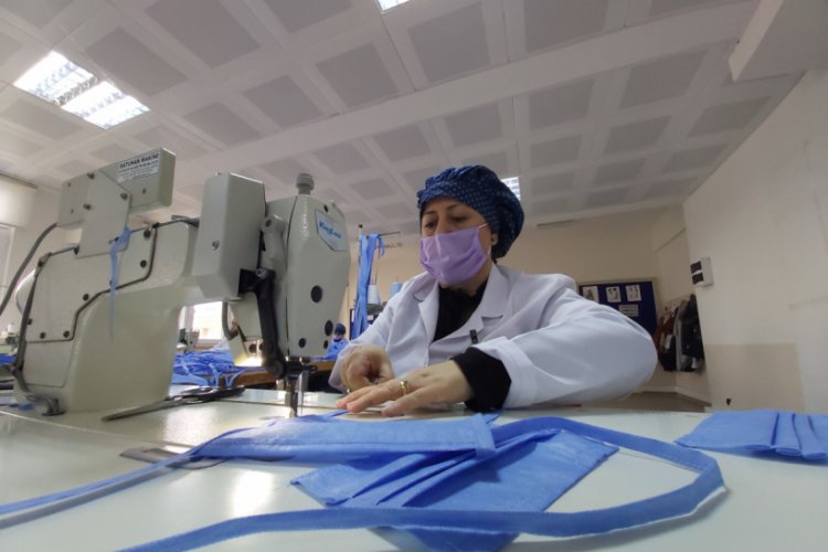 Sağlık&ccedil;ılar i&ccedil;in g&uuml;nde bin maske &uuml;retiliyorlar