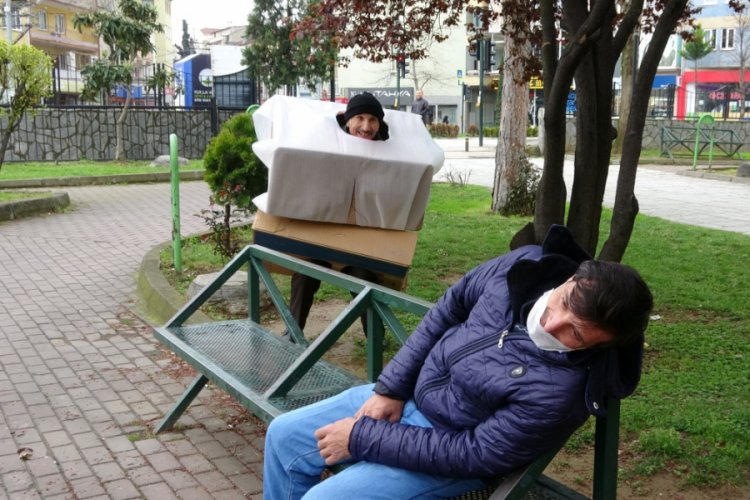 'Korona vir&uuml;s kost&uuml;ml&uuml;' Bursalı tiyatrocu, sokağa &ccedil;ıkanları hem kovaladı hem bayılttı