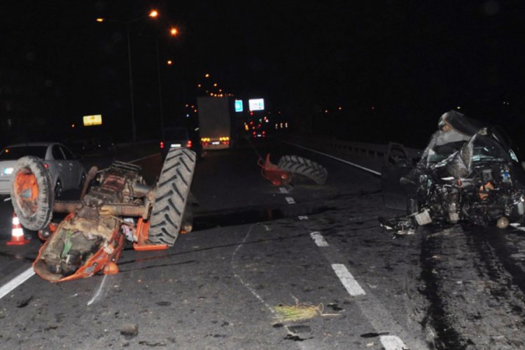 Otomobil trakt&ouml;re &ccedil;arptı: 3 yaralı
