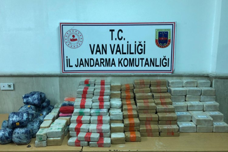 İran sınırında 216 kilo uyuşturucu ele ge&ccedil;irildi