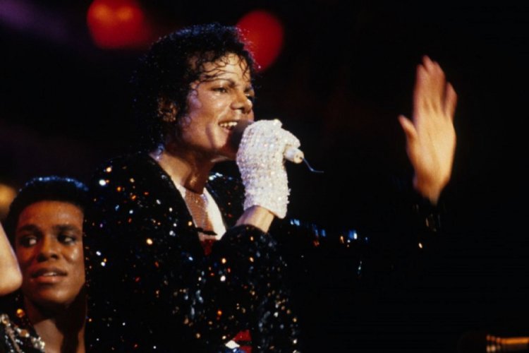 Michael Jackson'ın meşhur eldiveni 104 bin dolara satıldı