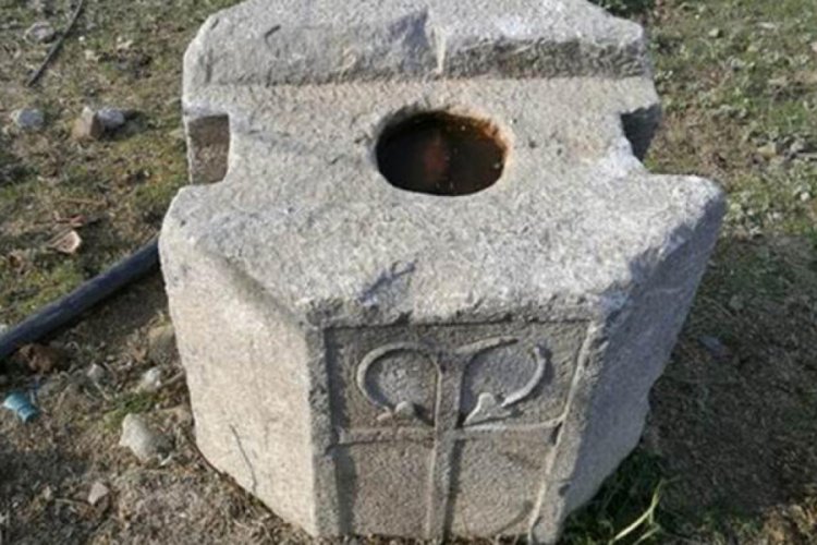 Roma d&ouml;nemine ait taş s&uuml;tuna jandarmaya satmaya kalkıştı