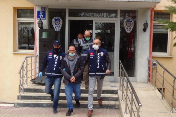 &Uuml;&ccedil; kişiyi &ouml;ld&uuml;r&uuml;p polise teslim oldu