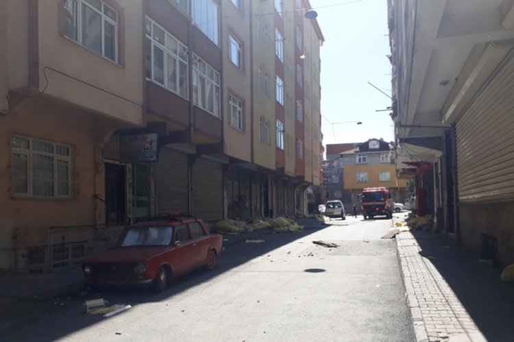 Evin &ccedil;atısı karşı binaya u&ccedil;tu