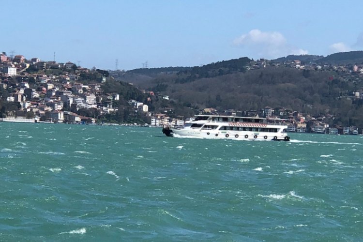 İstanbul Boğazı'nda fırtına etkili oluyor