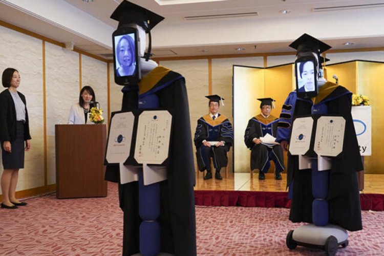Japonya'da &ouml;ğrenciler vir&uuml;s sebebiyle robotlar aracılığıyla mezun oldu