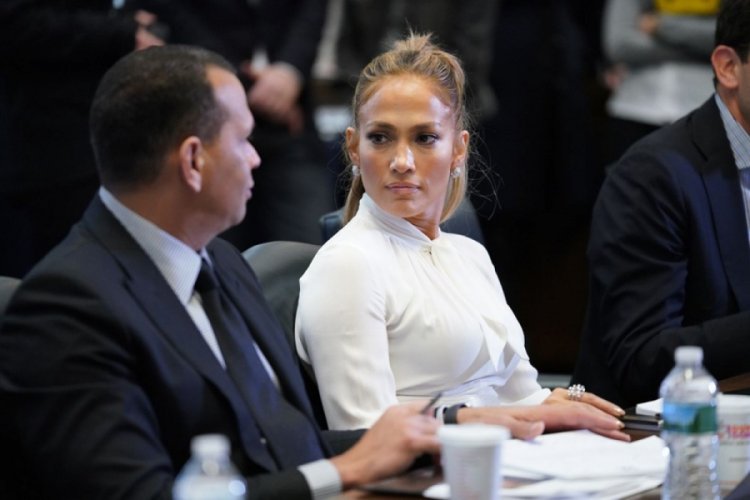 Jennifer Lopez'in d&uuml;ğ&uuml;n&uuml;ne vir&uuml;s engeli