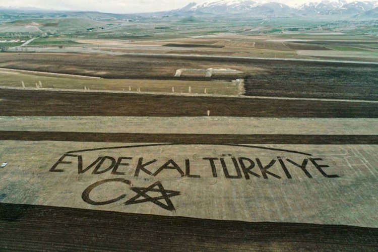 Çiftçiler traktörle tarlaya 'Evde kal Türkiye' yazdı