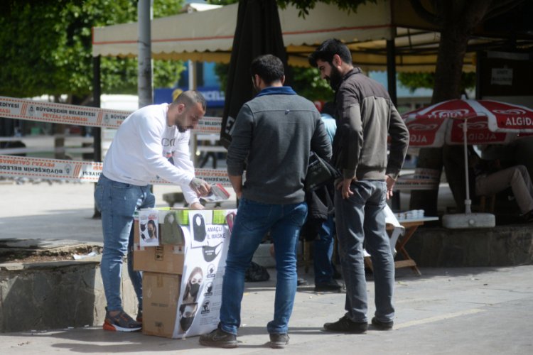 Seyyar satıcılar maske satmaya devam ediyor