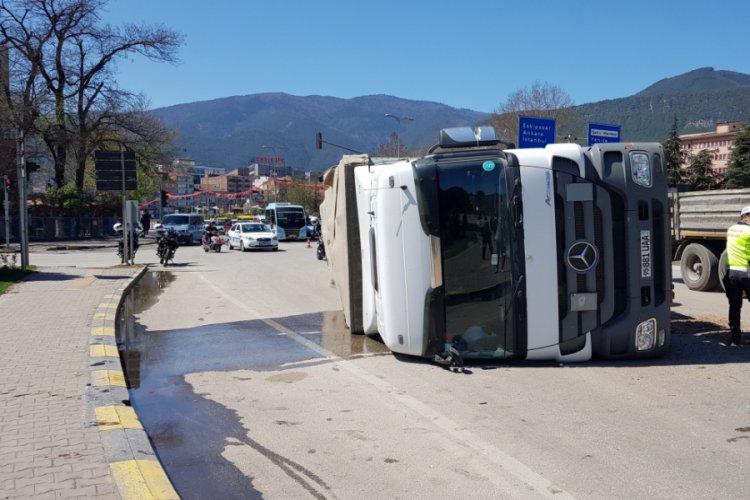 22 ton ip y&uuml;kl&uuml; tır devrildi