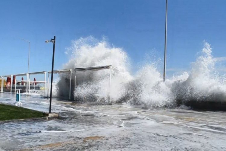 Marmara'da dev dalgalar 30 metreye ulaştı