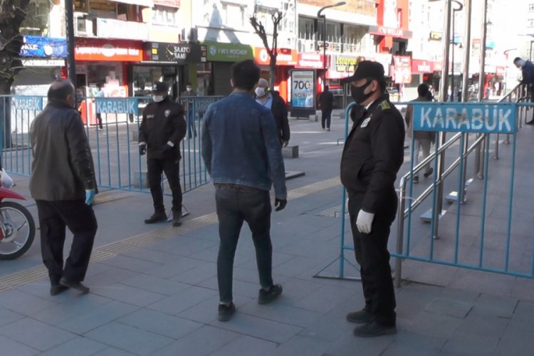 Karab&uuml;k'te maskesi olmayanlar caddeye alınmadı