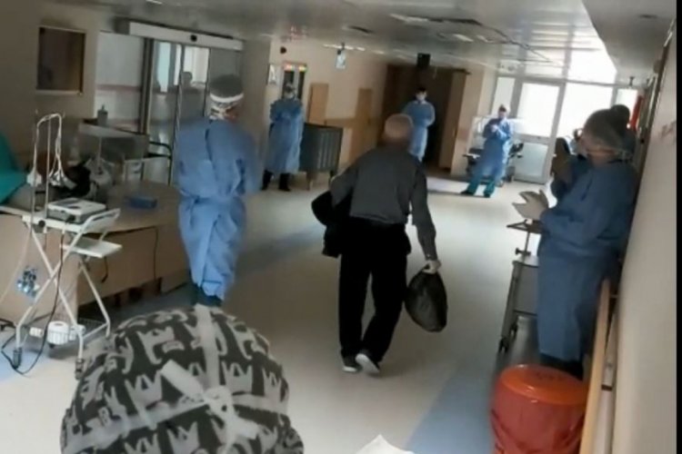 Koronayı yenen 82 yaşındaki hasta Atabarı m&uuml;ziği eşliğinde taburcu edildi
