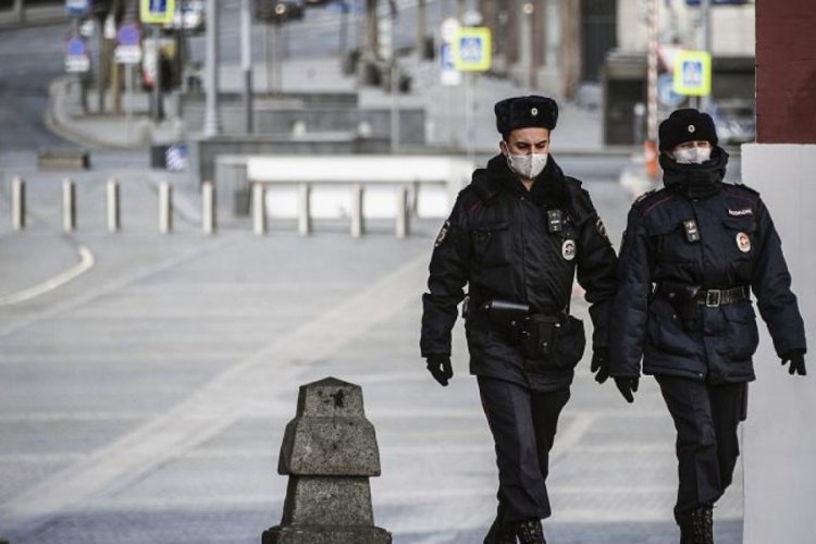 Rusya'da sokağa &ccedil;ıkma yasağına uymayan 5 kişi tartışma sonrası &ouml;ld&uuml;r&uuml;ld&uuml;