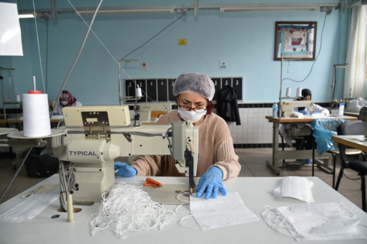 G&ouml;n&uuml;ll&uuml;l&uuml;k esasıyla g&uuml;nde 15 bin tıbbi maske &uuml;retiliyor