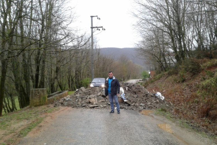 Bursa ve Yalova'yı birbirine bağlayan yol, molozlarla kapatıldı