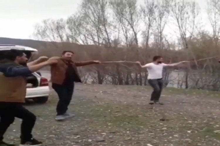 Bing&ouml;l'de sosyal mesafeyi koruyarak halay &ccedil;ektiler