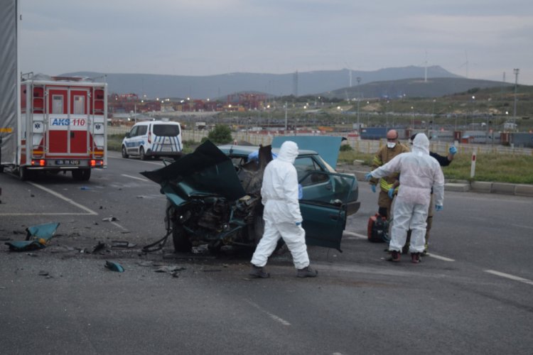 İzmir'de kamyon ile otomobil &ccedil;arpıştı