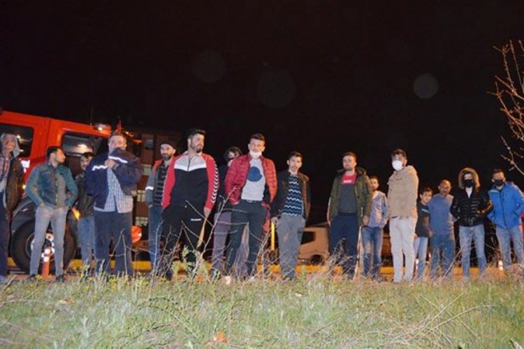Koronavir&uuml;s&uuml; ve sosyal mesafeyi hi&ccedil;e sayıp kazayı film gibi izlediler