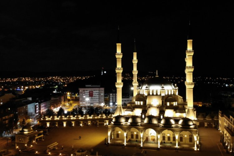 Berat Kandili'nde camilerden dualar y&uuml;kseldi