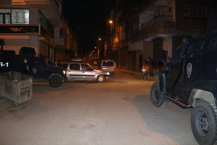 Kavga sesleri duyup balkona &ccedil;ıktı, başından vuruldu