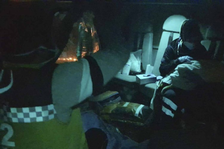Doğum yapan kadın helikopterle hastaneye ulaştırıldı