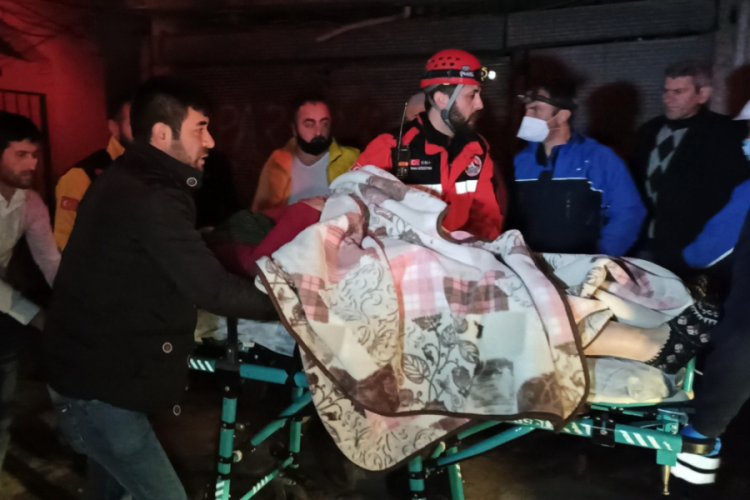 Binada &ccedil;ıkan yangın mahalleliyi sokağa d&ouml;kt&uuml;