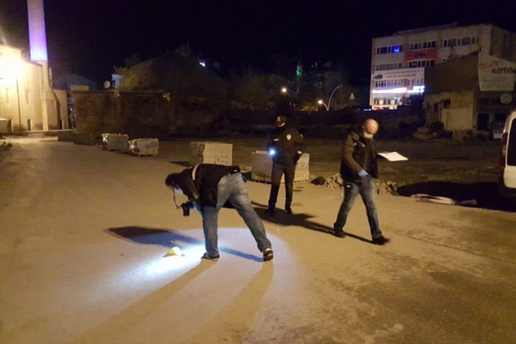 Son anda yere yatarak canını kurtardı