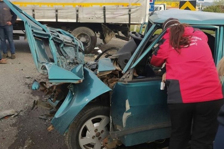 Kamyonla &ccedil;arpışan otomobilin s&uuml;r&uuml;c&uuml;s&uuml; &ouml;ld&uuml;