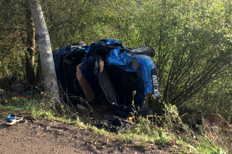 Otomobil elektrik direğine &ccedil;arptı: 2 &ouml;l&uuml;, 2 yaralı
