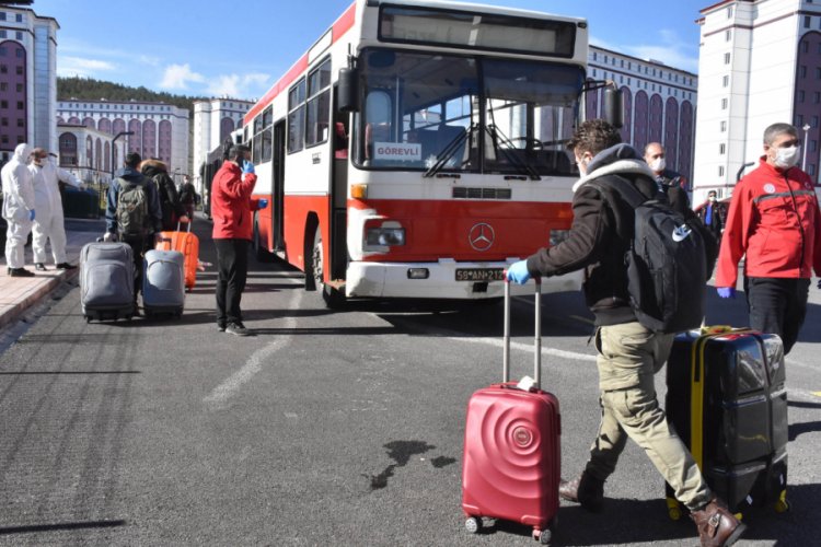 Sivas'ta karantinadaki erasmus &ouml;ğrencileri, kaldıkları yurttan ayrıldı