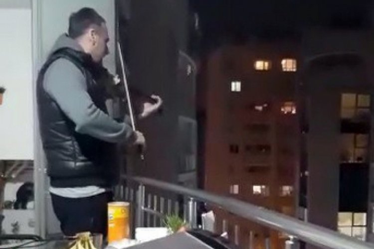 Bursa'da keman virt&uuml;&ouml;z&uuml;nden balkonda resital