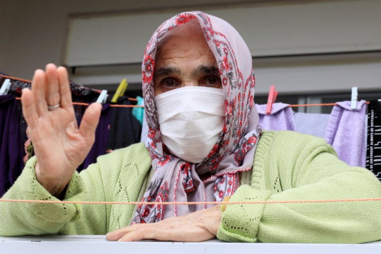 Koronavir&uuml;s&uuml; yenen 83 yaşındaki kadın iki evladını vir&uuml;se kurban verdi!