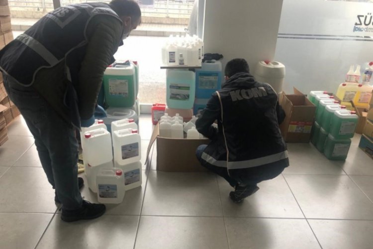 Ka&ccedil;ak &uuml;retilen el dezenfektanı ve 130 bin maske ele ge&ccedil;irildi