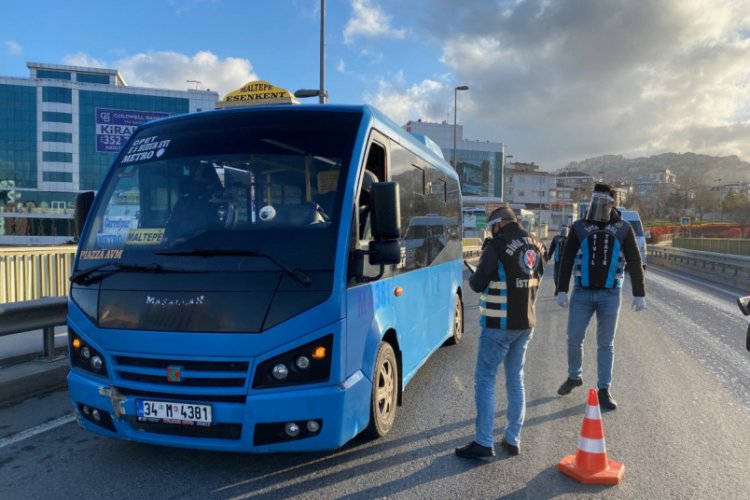 19 yolcu &ccedil;ıkan minib&uuml;s&uuml;n s&uuml;r&uuml;c&uuml;s&uuml;: Binmek i&ccedil;in &ouml;n&uuml;me atlıyorlar