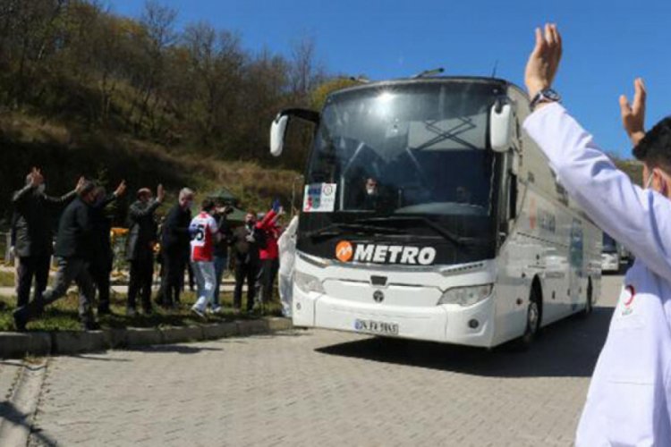 14 g&uuml;nl&uuml;k karantina s&uuml;resi dolan &ouml;ğrenciler alkışlarla uğurlandı