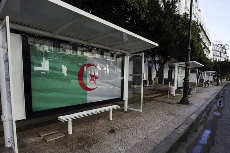 Cezayirliler koronavir&uuml;s&uuml;n etkilerini mizahla aşmaya &ccedil;alışıyor