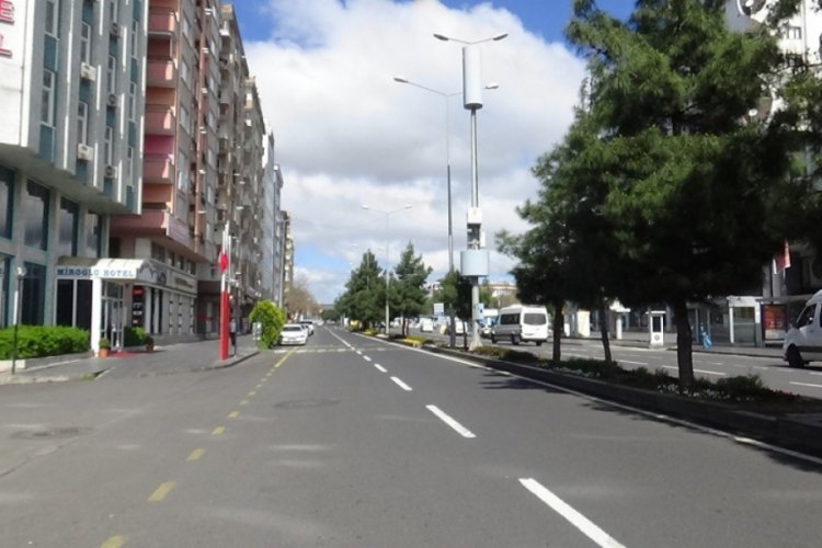 Diyarbakır'ın Sur il&ccedil;esine ara&ccedil; girişleri yasaklandı