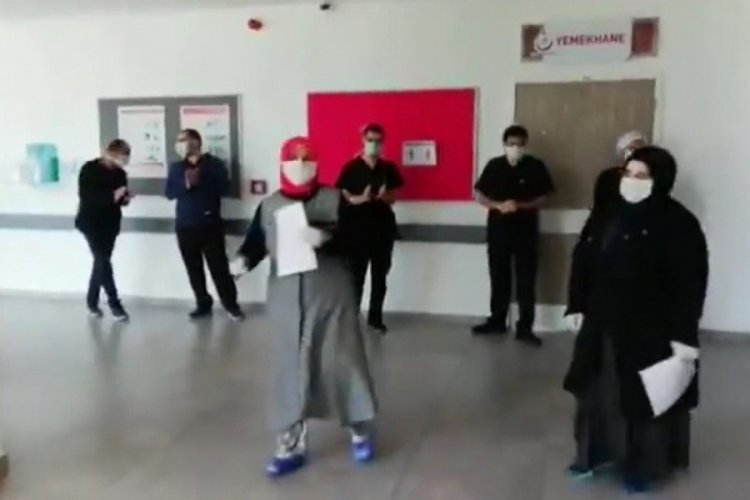 Bursa'da korona vir&uuml;s&uuml; yenen hastalar alkışlarla taburcu ediliyor