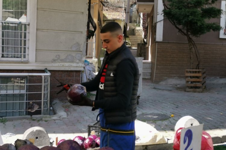 19 yaşındaki pazarcı: Gen&ccedil; adamı evde tutamazsın