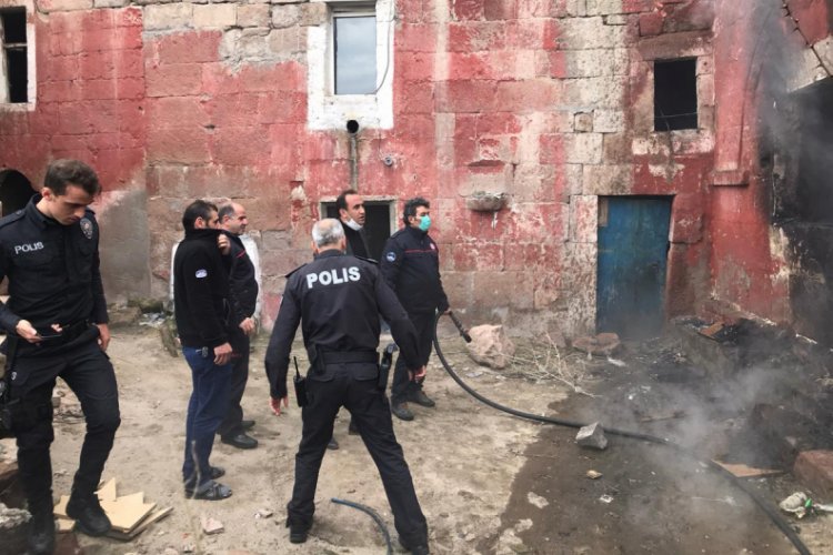 Oynadıkları evde yangın &ccedil;ıkaran &ccedil;ocuklar kurtarıldı