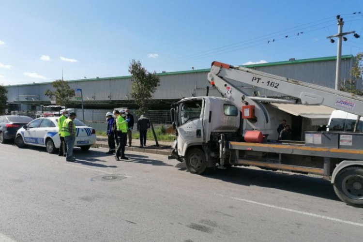Kamyonetle otomobil &ccedil;arpıştı: 1 yaralı