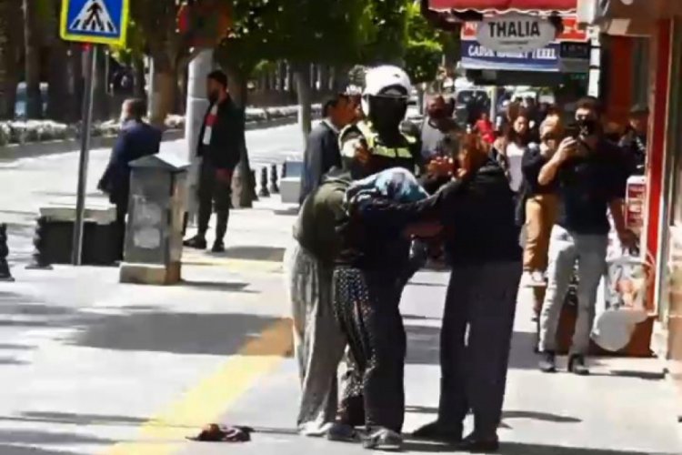 Kavga eden dilenci kadınlara polisten biber gazlı m&uuml;dahale