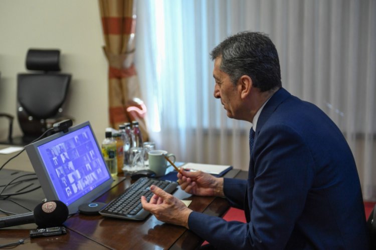 Bakan Sel&ccedil;uk EBA Canlı Sınıfta sınava hazırlanan &ouml;ğrencilerle buluştu