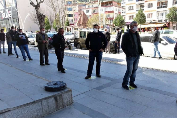 Banka &ouml;nlerindeki sosyal mesafe ihlaline polis m&uuml;dahalesi