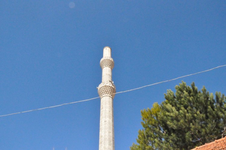 &Ccedil;&uuml;r&uuml;k raporu verilen minarenin k&uuml;lahı fırtınada yıkıldı
