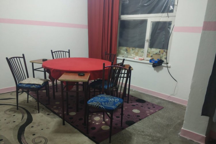 Evi kumarhaneye &ccedil;evirdiler: &Ccedil;ok sayıda g&ouml;zaltı