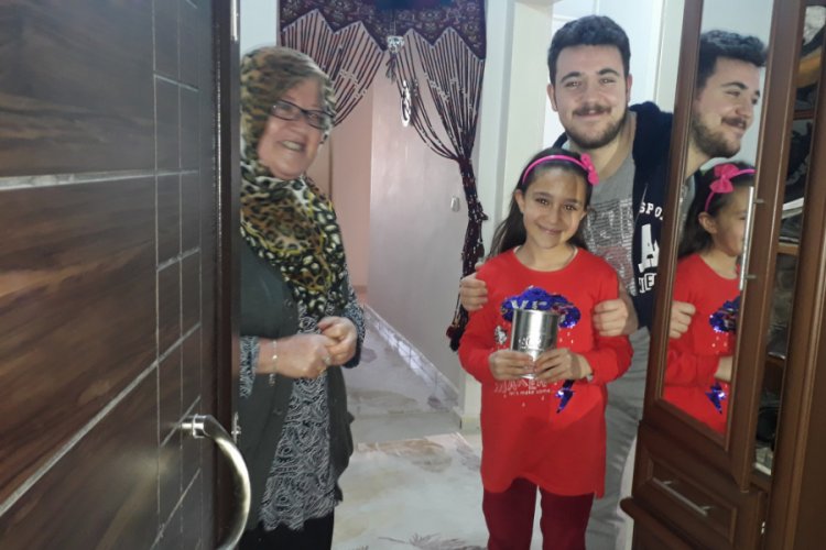 Minik Ebrar biriktirdiği parasını 'Biz Bize Yeteriz T&uuml;rkiyem' kampanyasına bağışladı