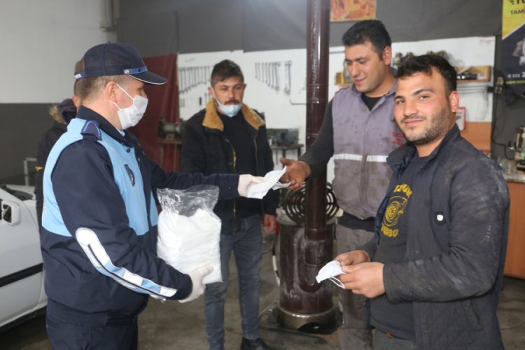 Karaman'da sanayi esnafına maske dağıtıldı
