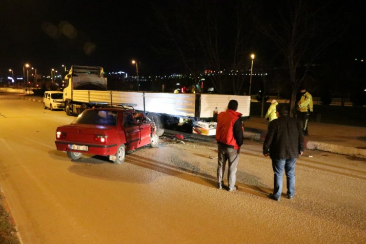 Otomobil park halindeki TIR'a &ccedil;arptı: 3 yaralı
